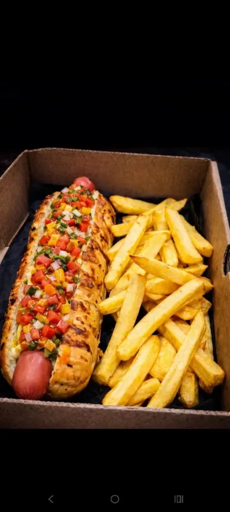 Pancho con mayonesa y salsa criolla. + papas fritas